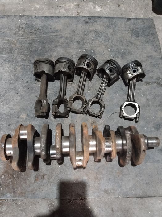 Запчасти на Т4 2.4 Коленвал , шатуны,поршня