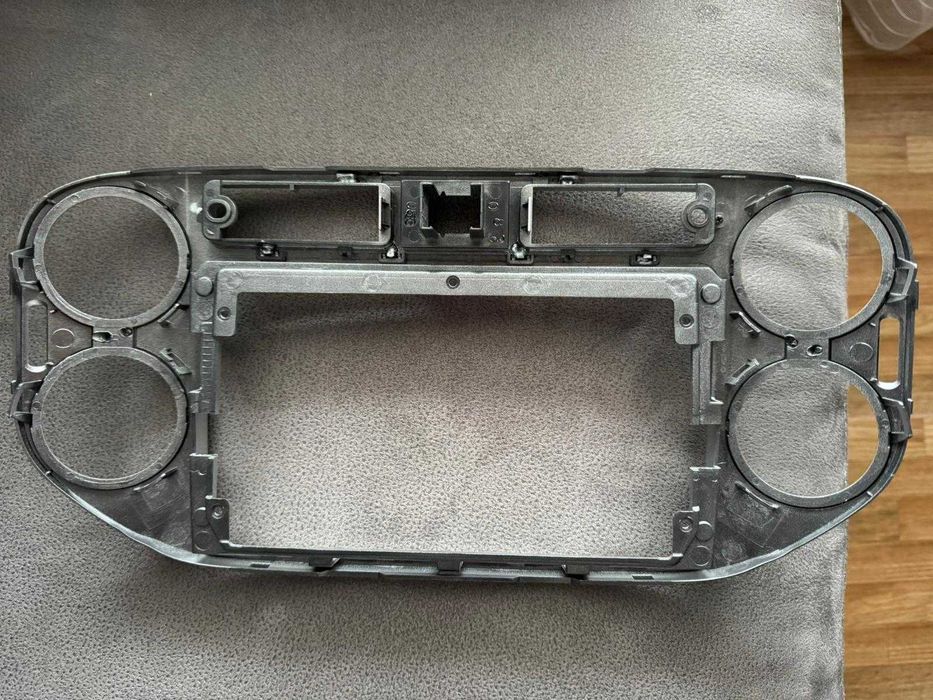 Рамка за навигация 9" VW Tiguan