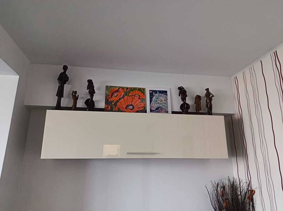 OFERTĂ PACHET COMPLET: 2.000 LEI Negociabil Include tot mobilierul de living + măsuța + masa de dining + cele 6 scaune.
