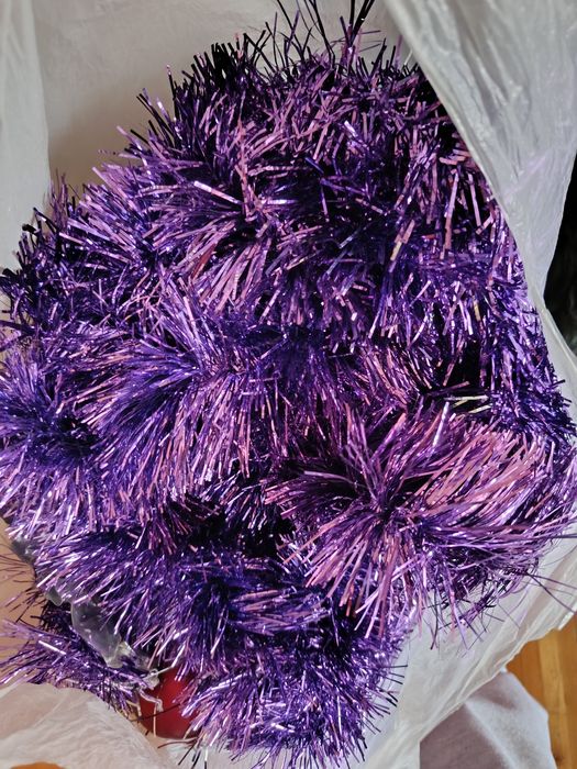 Ёлка с мишурой и игрушками