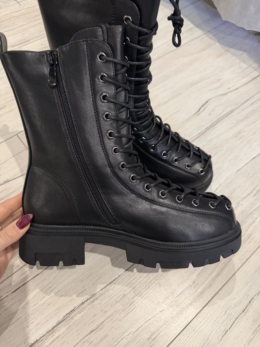 Чисто нови черни боти