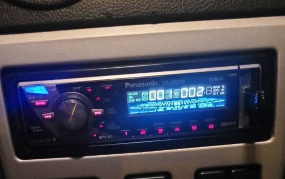 Vand doua cd playere auto .