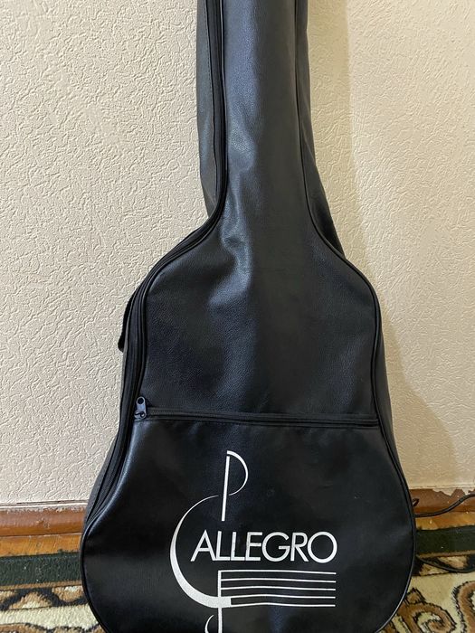 Gitara/ chexoli bilan/ holati yangi chexollari bilan 1 mln ga beriladi