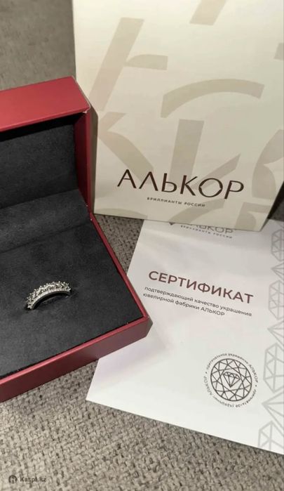 Продам кольцо с бриллиантами