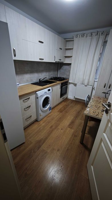 Inchiriez apartament cu trei camere