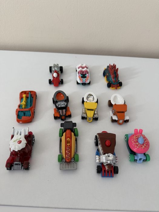 Lot 11 Hot Wheels – fantasy / food / monsters