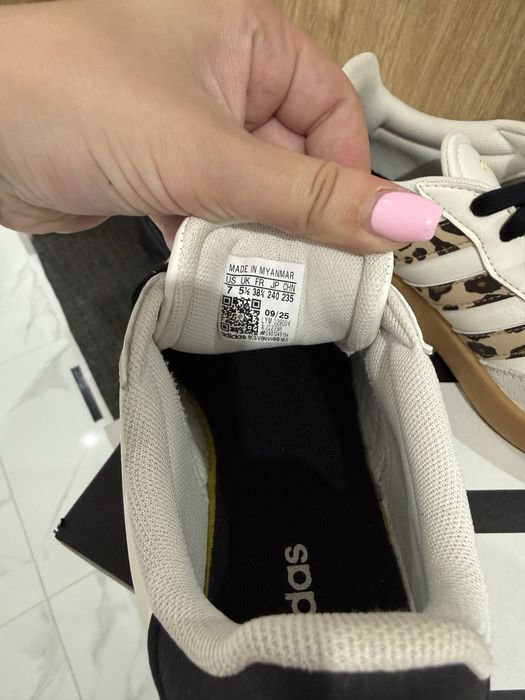 Обувки Adidas.