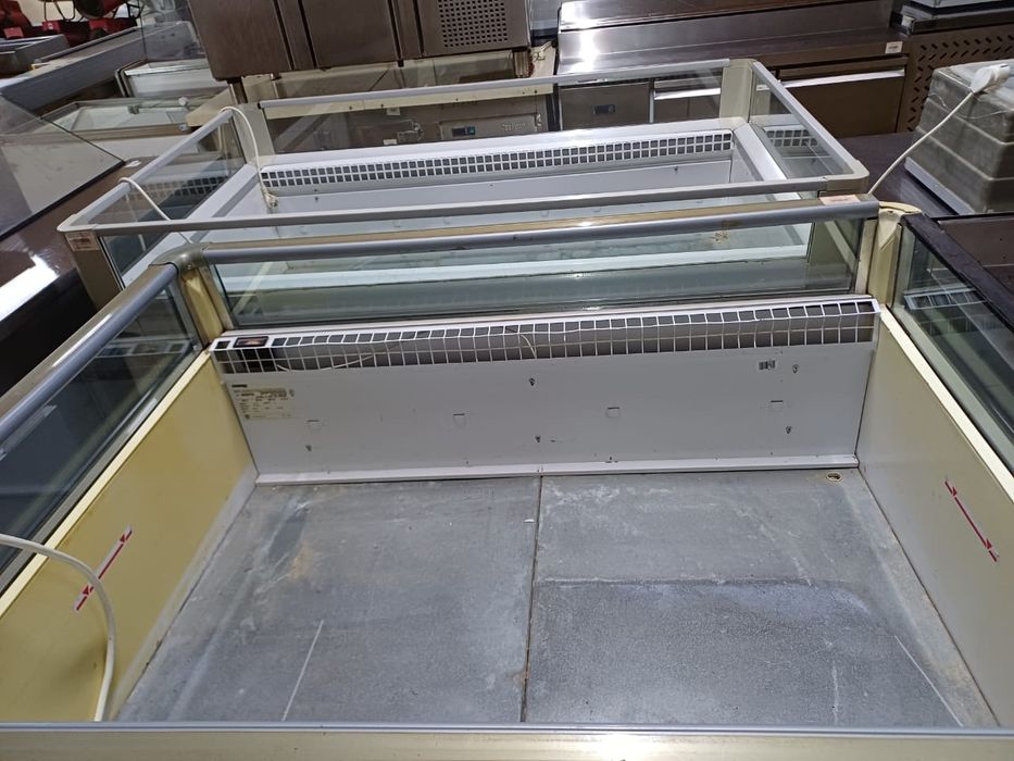 Бонета,открытый морозильник.