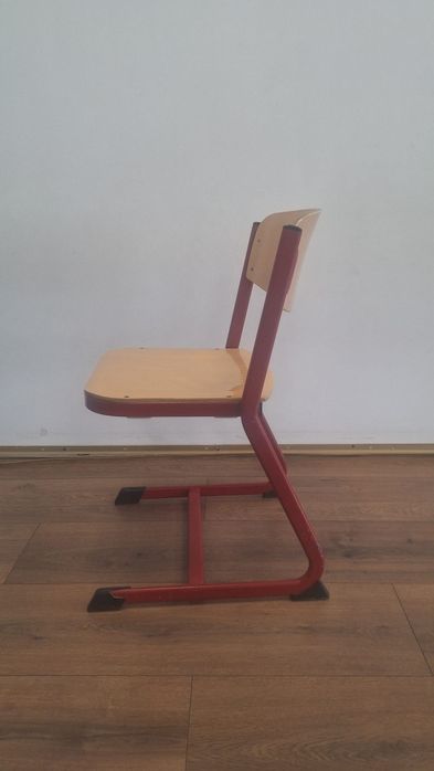 Scaun rezistent din lemn cu cadru metalic