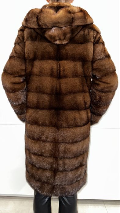 Haină din blană naturală de nurcă, cu glugă – stare impecabilă