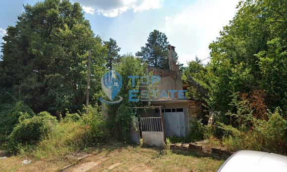 Имот с голям двор и кладенец в с. Керека, област Габрово