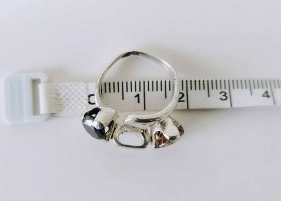 Vechi inel din argint de 925 cu pietre de culoare cognac si negru