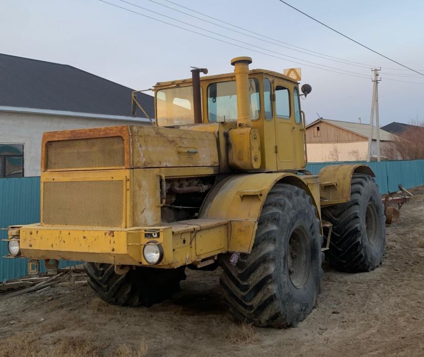К-701 на ходу с плугом