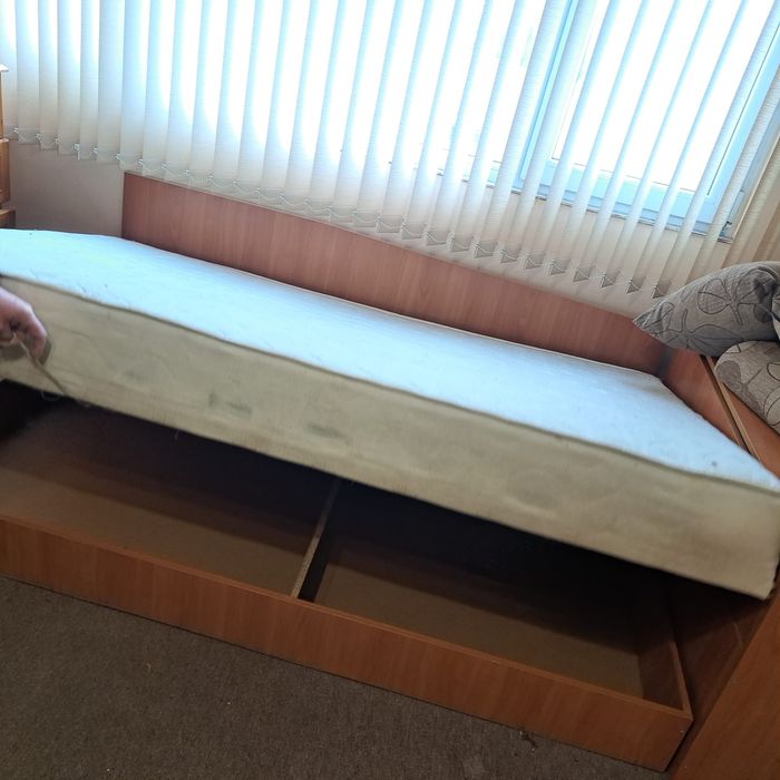 Приста с ракла и място за съхранение