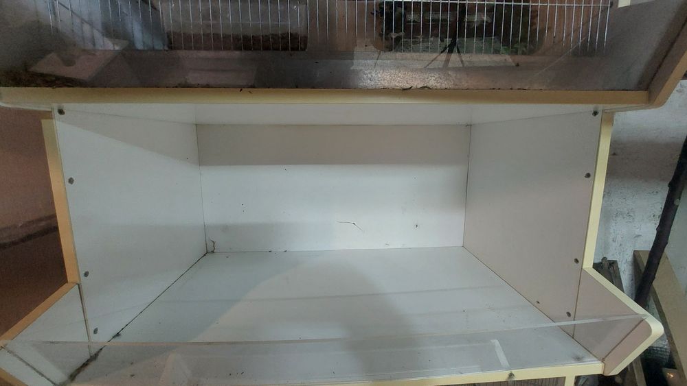 Dulap pentru păsări cu protecție pentru mizerie,