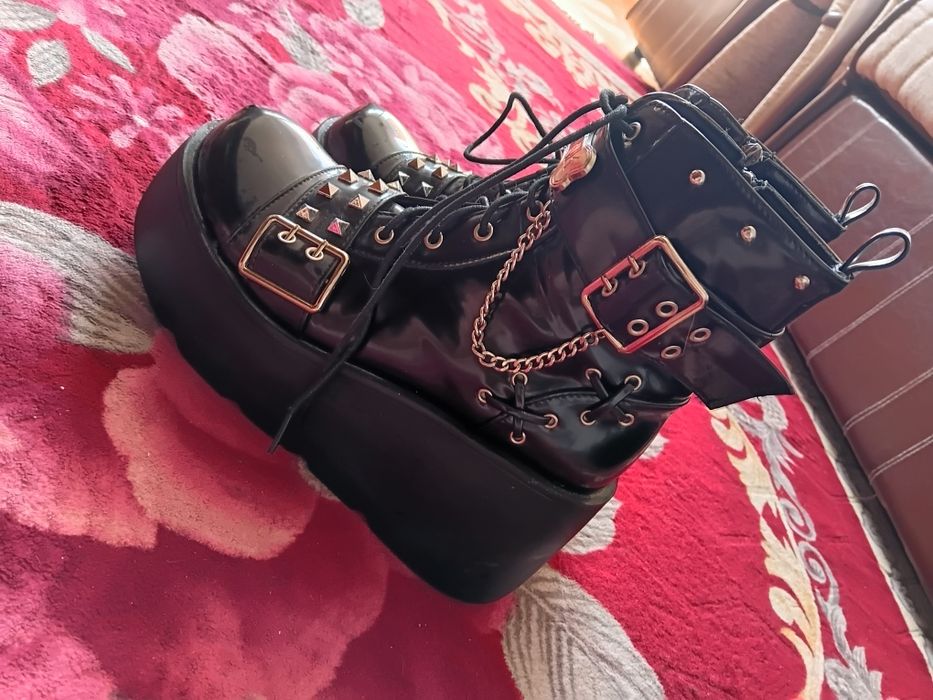 продам ботинки в готический стиле