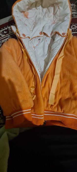 Продам куртку  на весну 3-5лет