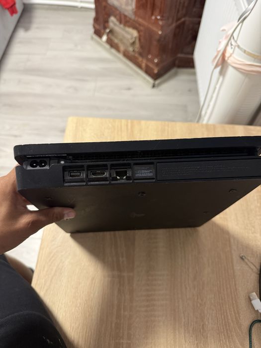 Vând PS4 Slim cu o singura maneta