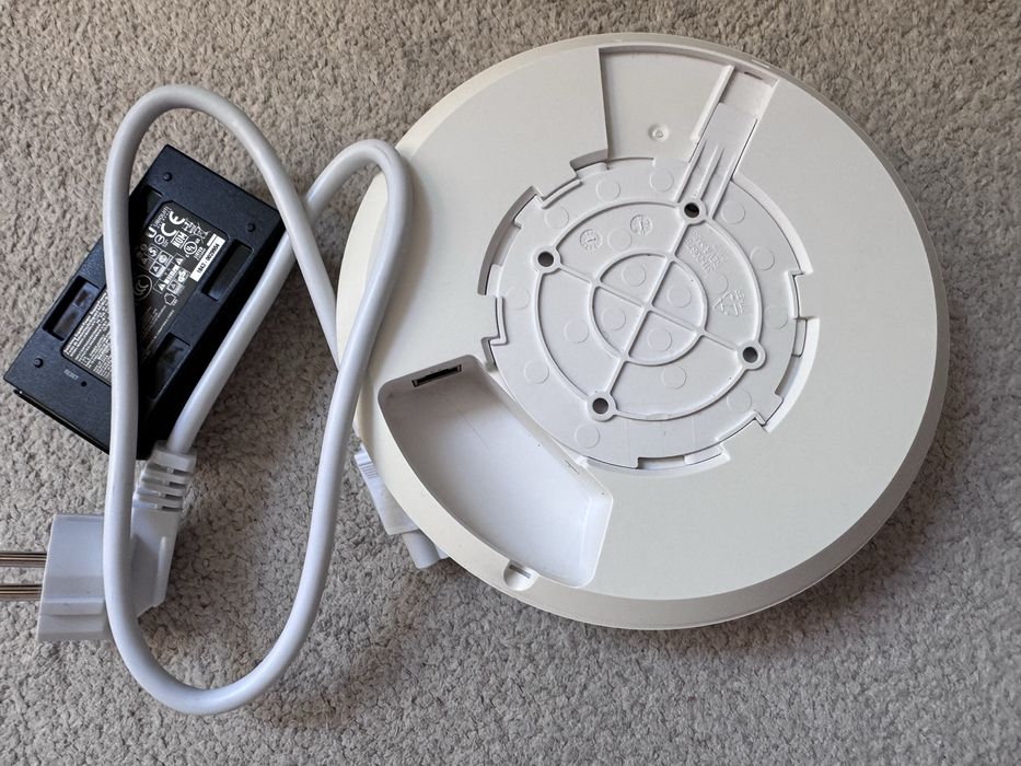 Vând urgent acces point Wi-Fi, Dual band,  Unifi AP AC LR, cu adaptor alimentare PoE