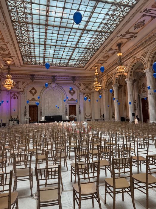 Vând scaune din lemn, model Chiavari, culoare auriu