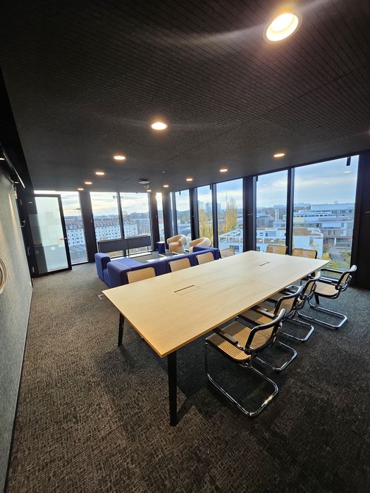 Executa lucrări de montaj mobilier