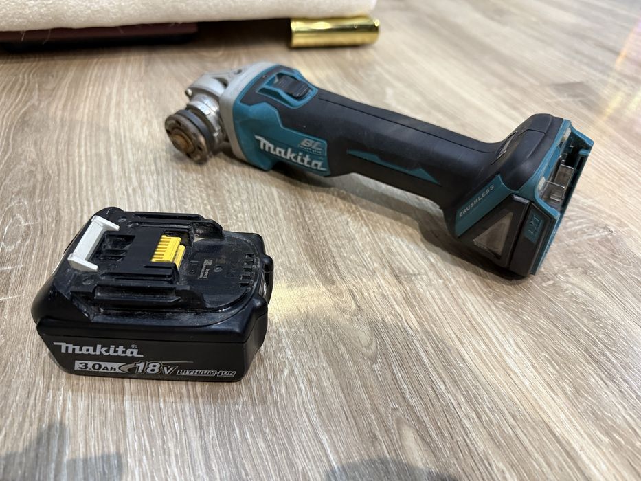 * Makitta DGA504 Аккумуляторная угловая шлифмашина - болгарка (УШМ)