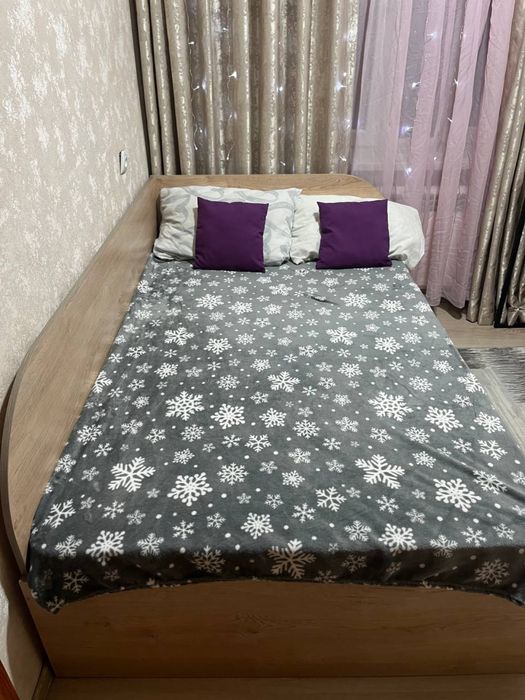 Кровать 1.90 на 1.30. Состояние отличное. С матрасом и подушками