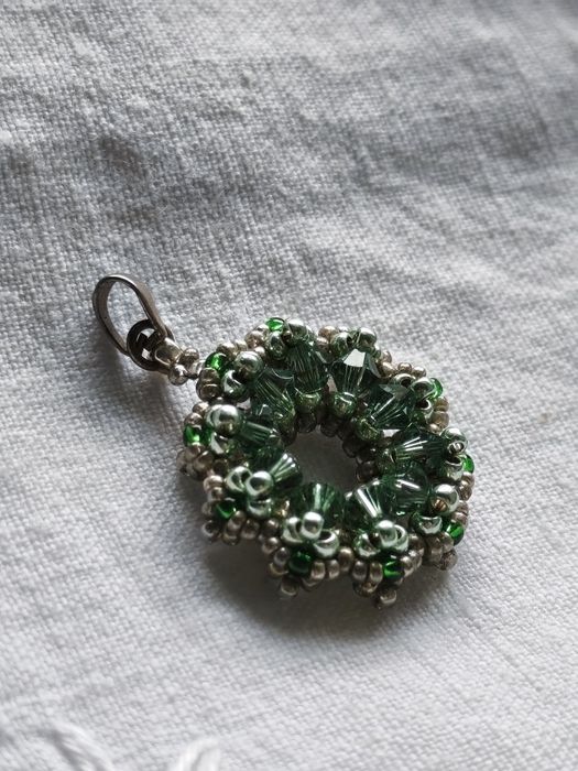 Pandantiv cu cristale si margele