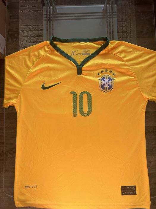 Футболни тениски на Северна Ирландия, и Бразилия