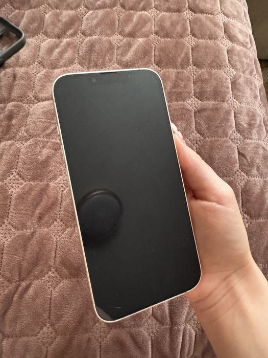 Продам Айфон 13 в отличном состоянии