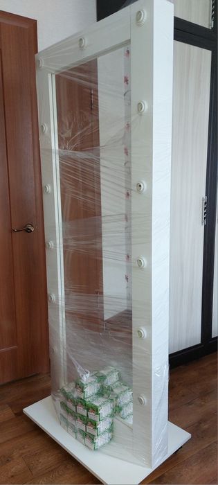 Зеркало с лампочками. Гримёрное зеркало.