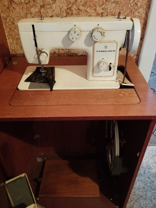 Продам швейную машинку ,ножная в тумбе