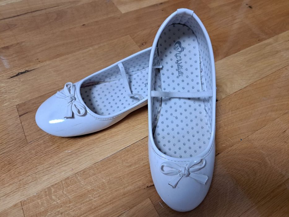 Balerini albi, lăcuiți