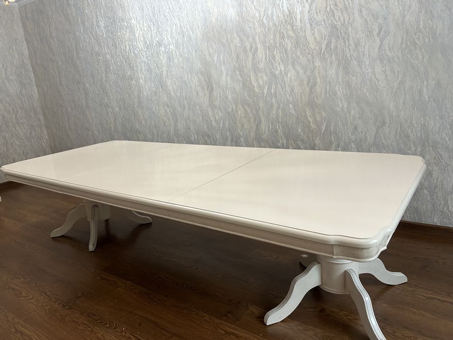 Продается стол гостиный