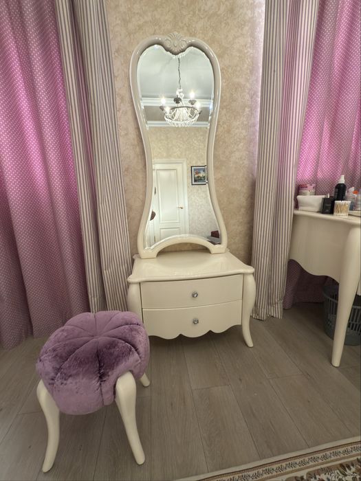 Зеркало с туалетным столиком + пуфик
