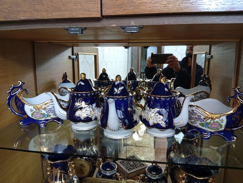 продам сервизы, вазы, тарелки, ляганы. Цена договорная