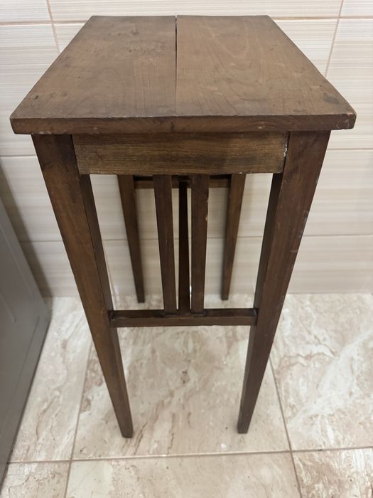 Măsuță veche din lemn.