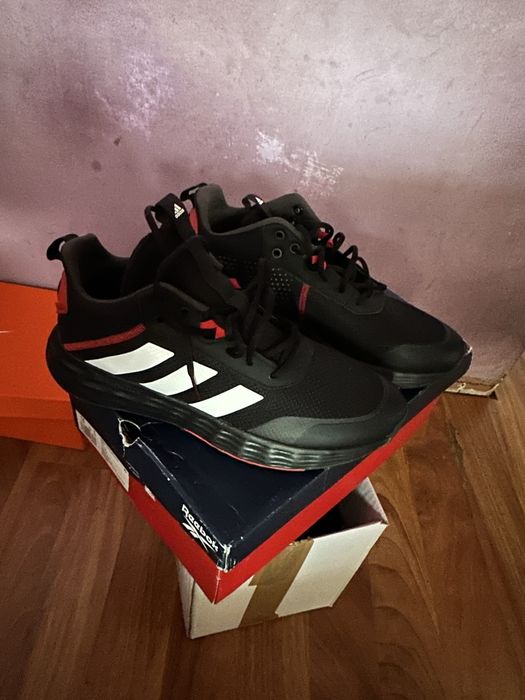 Adidas noi neincaltati