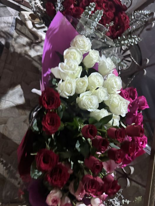 Розы букет белые красные