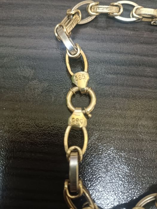 Златен ланец с кръст