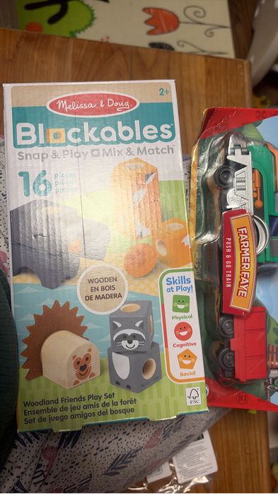 Cuburi construit Mellisa and Dough