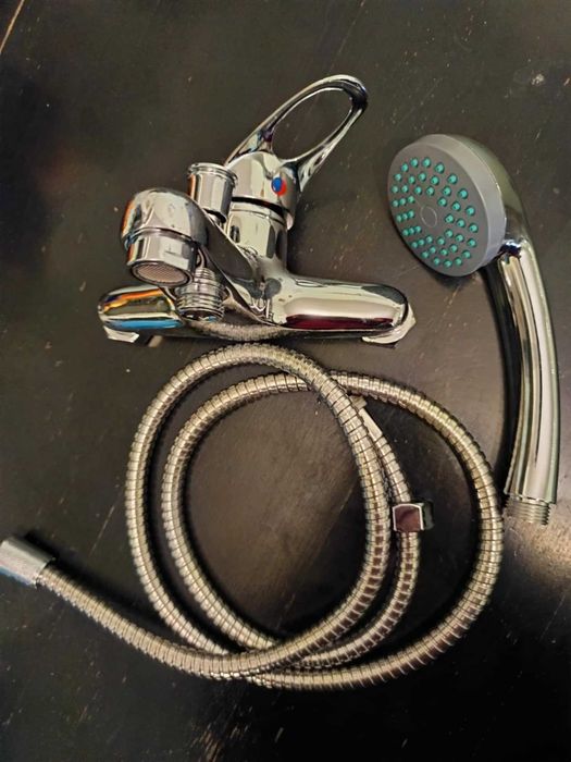 Чисто нов смесител за вана и душ, глава за душ, държач и шлаух.