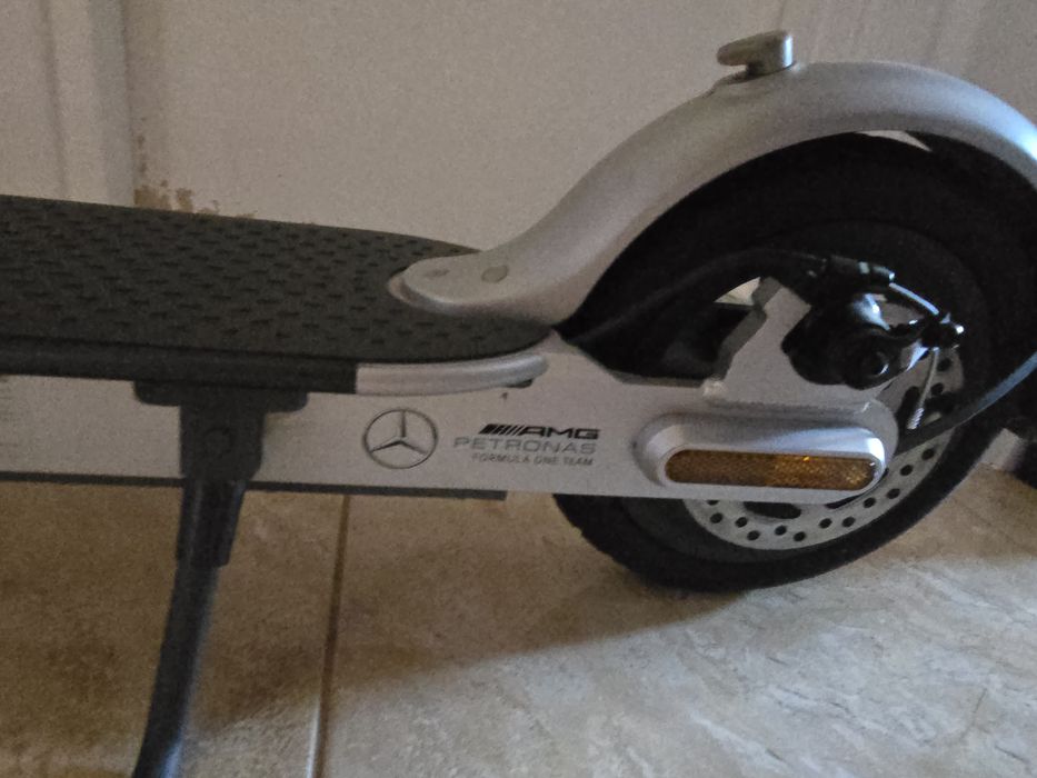 Trotineta electrica Xiaomi Mi Electric Scooter Pro 2: Mercedes AMG Petronas F1 Team Edition,