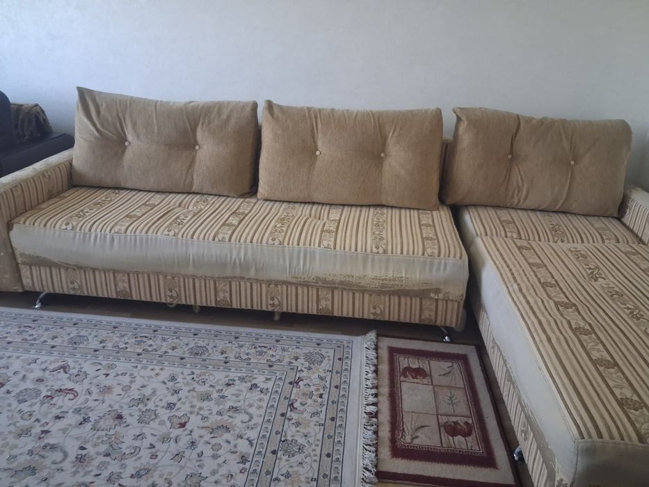 Диван угловой ақшыл сары түсті