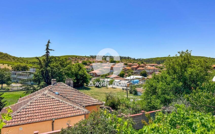 Двуетажна къща с двор в гр. Средец