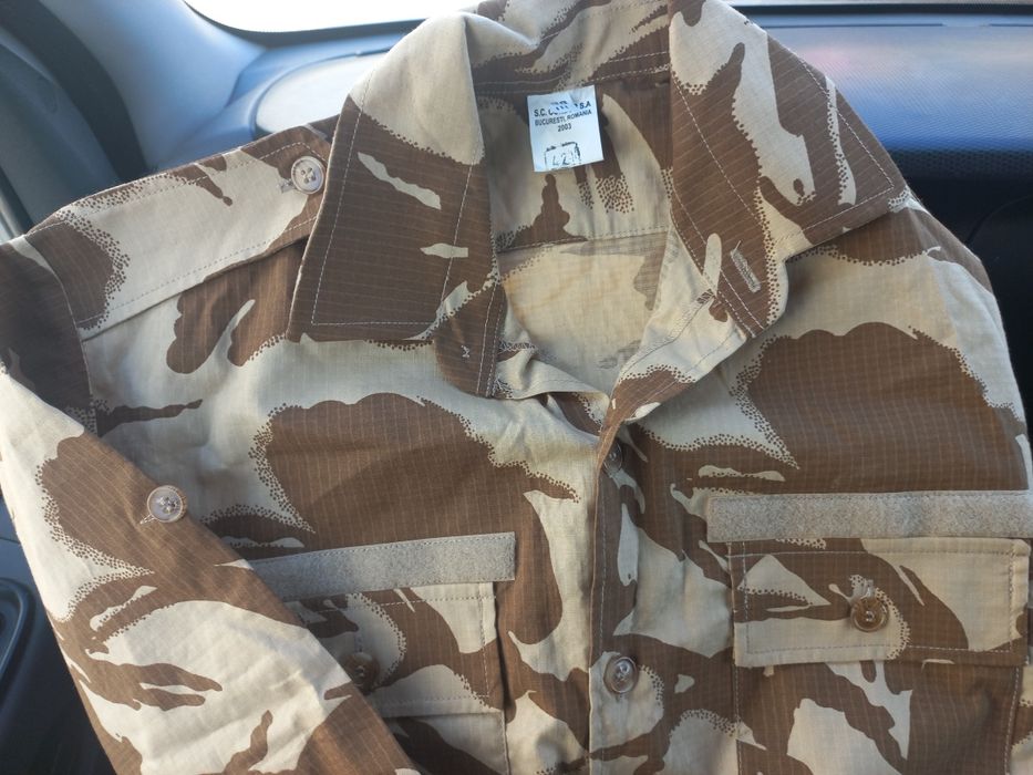 Vând haine militare