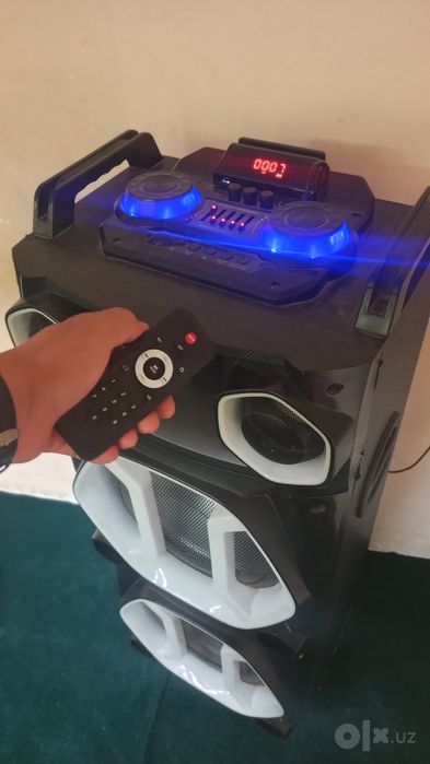 Avkrovns audio chiqarishi udar dakiment va mikrafoni borr