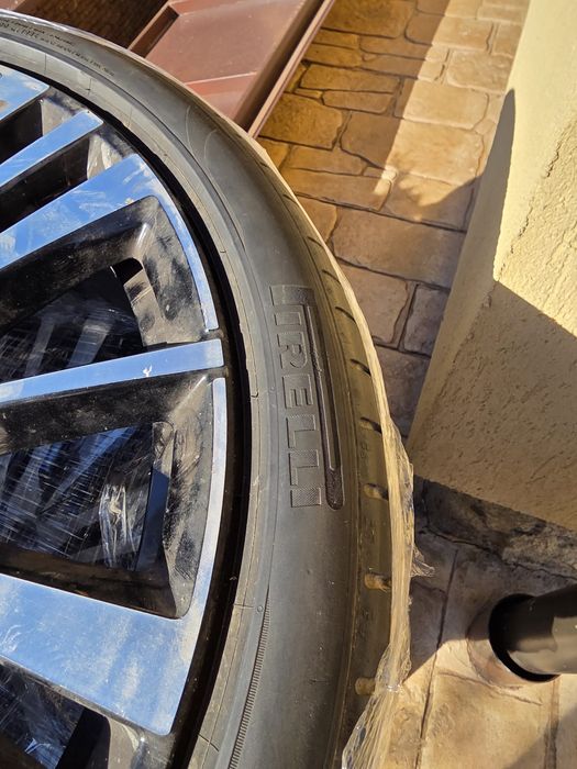 Jante 22" Originale Volvo XC90 (2020)
Anvelope Vara Pirelli P zero 275