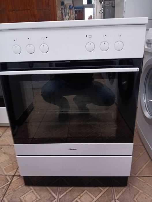 Свободно стояща печка с керамичен плот Gram с две години Гаранция!