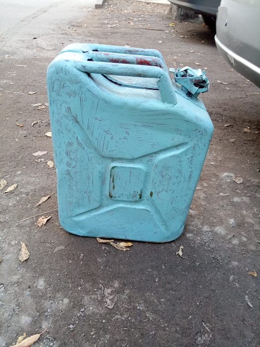 Канистра 20 литров в хорошем состоянии